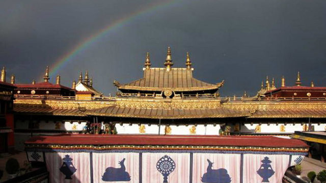 ジョカン寺（大昭寺）を虹が彩る