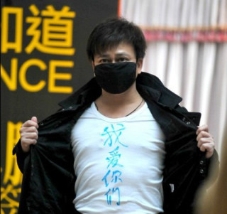 作家、ブロガーの李承鵬は、新刊『世界のみんなは知ってるぜ』記念サイン会で、挨拶まで発言を禁止されたため、抗議のパフォーマンスで訴えた。2013年01月、成都。