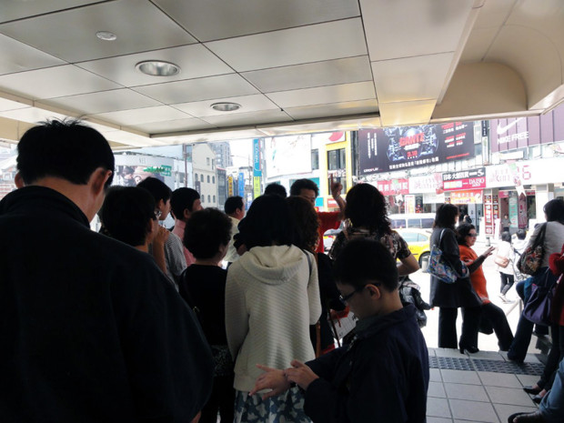 台北の「捷運」ことMRTの西門駅入り口。若者で賑わうが、最近は中国人観光客も増えているようだ（2011年3月撮影）