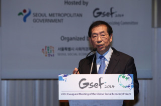 2014年のグローバル社会的経済フォーラムで挨拶する朴元淳ソウル市長