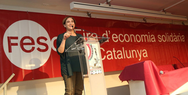 第4回カタルーニャ連帯経済見本市（2015年10月開催）の開会式で挨拶を行うアダ・コラウ・バルセロナ市長