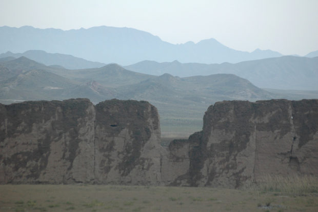 山丹長城。内蒙古とゴビの境をなす山並みが幾重にも重なって美しい