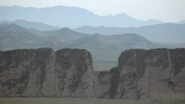 山丹長城。内蒙古とゴビの境をなす山並みが幾重にも重なって美しい