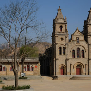 魯迅芸術学院：延安の北郊外に位置する橋児溝に残る天主堂。魯芸はここを校舎として使っていた