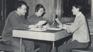 陳真（右端）のスタジオ収録風景（1950年代、『柳絮降る北京より──マイクとともに歩んだ半世紀』より）
