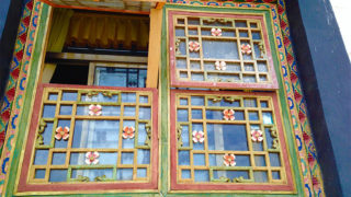 チベット建築は窓が美しい
