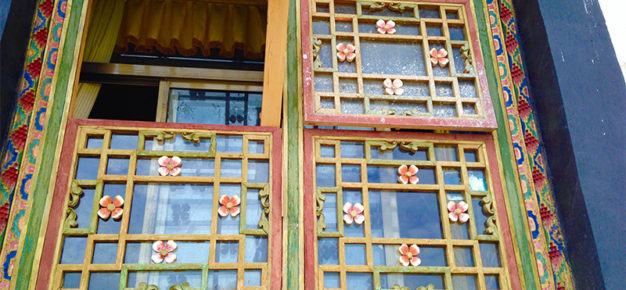 チベット建築は窓が美しい