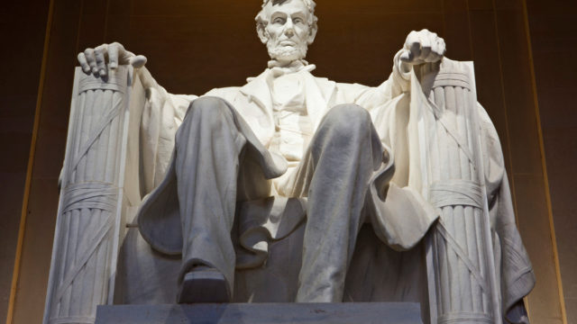 ワシントンのリンカーン記念堂座像（The Haffingpost）
