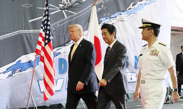 護衛艦「かが」のスピーチ会場に向かう日米首脳（防衛省）