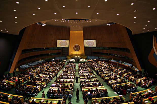 国連総会会議場（出典: ウィキペディア）