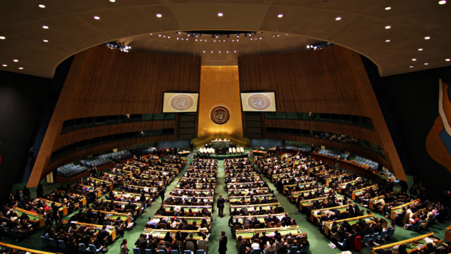 国連総会会議場（出典: ウィキペディア）