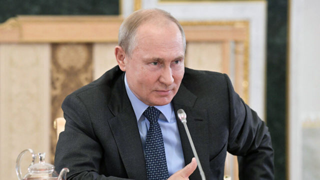 テレビ対話で国民の質問に答えるプーチン大統領（2019年6月20日、Sputnik）