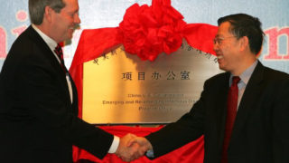黄潔夫医師（右）。2006年、中国疫病管理センター内の中米協力プログラムの事務所開設記念で。シドニー・モーニング・ヘラルド（2016年2月7日付け）より転載CREDIT:POOL