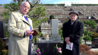 鎌倉霊園の杉浦千畝のお墓の前でスピーチするラヴィー医師（左）とマタス弁護士（右）（2018年1月21日）