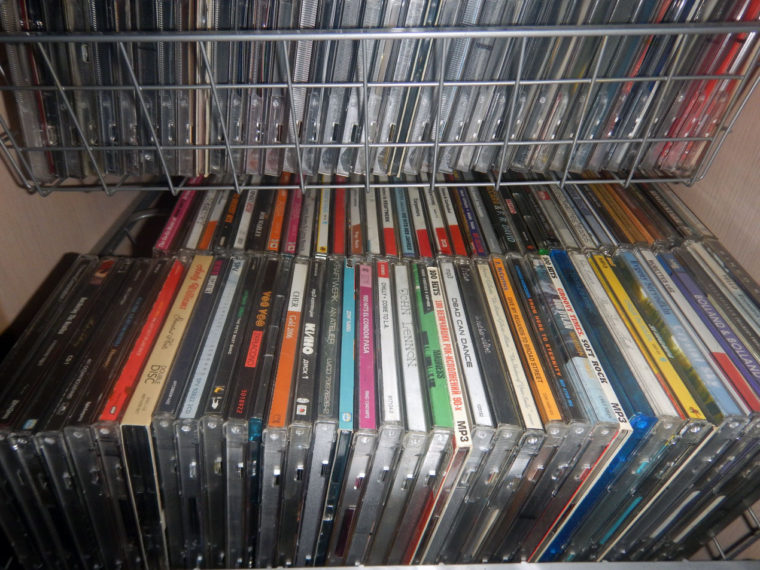 イルクーツクのとある音楽ファンが20年かけて集めたという海賊版CDのコレクションの一部