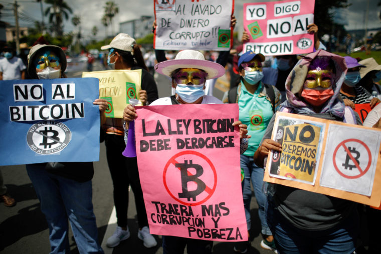 ビットコインの法定通貨化への反対を表明する、エルサルバドルでのデモ（アルジャジーラより）
