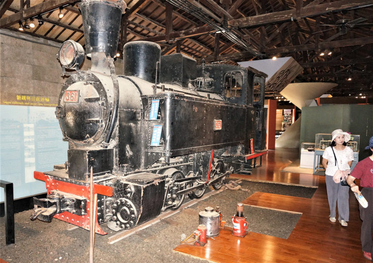 産業博物館となっている台南の台湾製糖工場跡とサトウキビ運搬に用いられた蒸気機関車（筆者撮影）