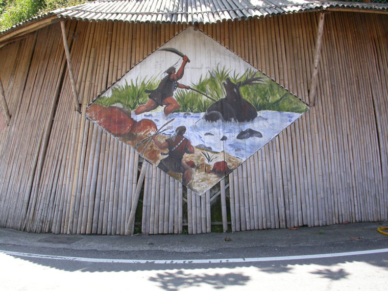 達邦の道路壁面を飾る絵画（筆者撮影）