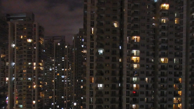 灯りもまばらな夜の上海（中国のSNSより）