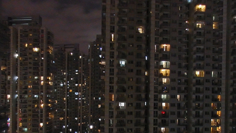 夜の上海の高層マンション群（筆者撮影、2019年）