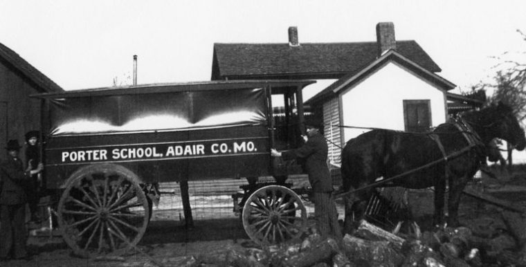 ミズーリ州で初の児童送迎馬車（Adair County Historical Society）