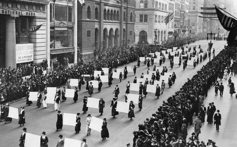 ニューヨーク五番街を行進する女性参政権のデモ参加者（1917年）