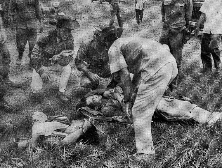 戦闘のあと友軍の負傷兵をねぎらう南ベトナム兵（石塚記者撮影）