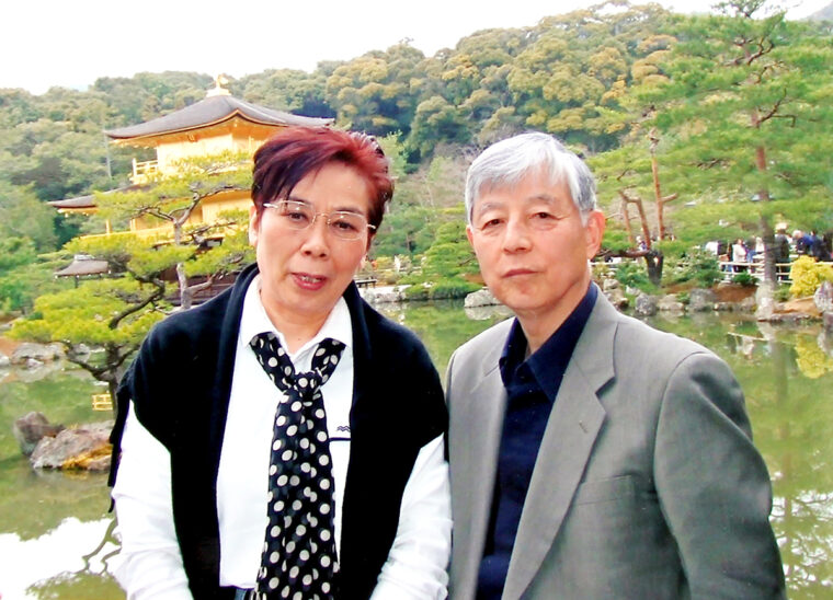原著者・章詒和（左）と筆者　2008年3月　京都金閣寺にて