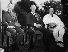 カイロ会談での3首脳。左から蒋介石、ローズヴェルト、チヤーチル（Wikipedia）