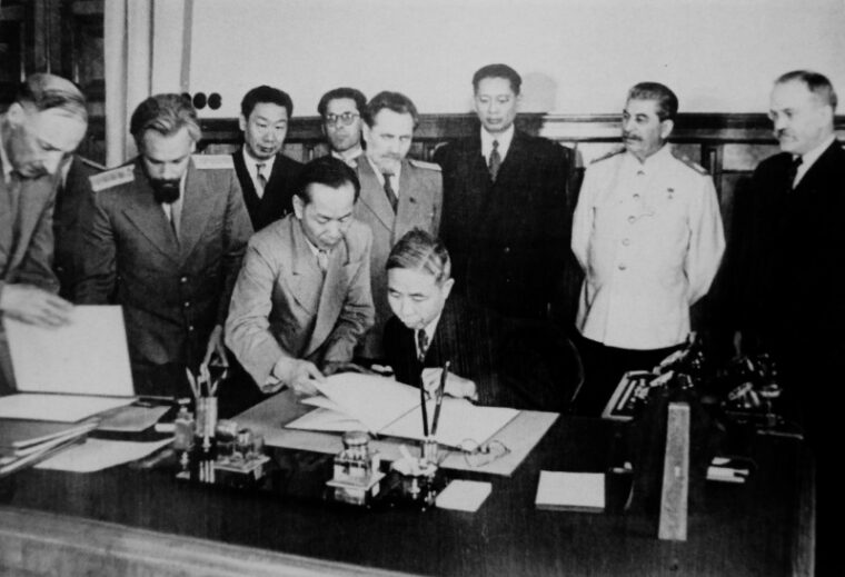 中ソ友好同盟条約に調印する宋子文外相（中央。右から2人目はスターリン、Public Domain）