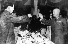 双十協定を締結し乾杯する毛沢東と蒋介石（historystarkexchange.com）