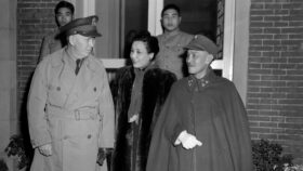 ジョージ・マーシャル将軍と蒋介石夫妻（Getty Images）