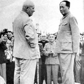 中国建国10周年の国慶節に中国を訪問したフルシチョフ（左）と毛沢東