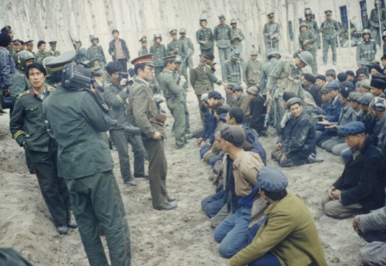 王力雄があるウイグル人から入手した人民解放軍と人民武装警察隊によるウイグル人鎮圧の場面と思われる写真