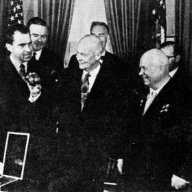 アイゼンハワー大統領(中央)に月ペナントを贈呈するフルシチョフ首相