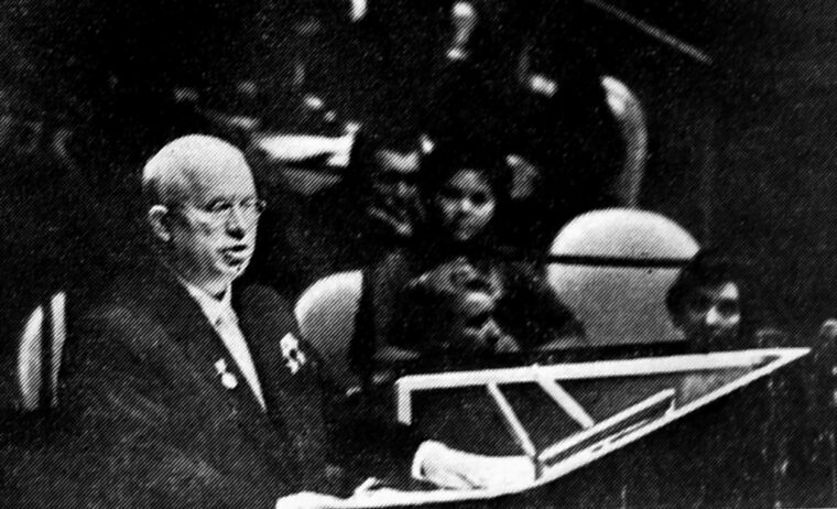 国連総会で演説するフルシチョフ
