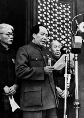 中華人民共和国の建国を宣言する毛沢東（写真:bbc.com）