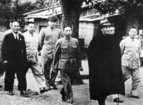 角板山を訪れた蒋介石。左の黒いスーツ姿は林瑞昌、その右が蒋経国（写真:blivedoor.jp）
