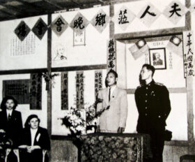 蒋経国夫人（左2）を迎えて歓迎のあいさつをする高一生（中央）（写真blivedoor.jp）