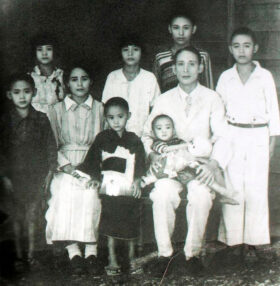 1945年末の家族写真。中央左から2人目が妻の春芳（写真:gjtaiwn.com）