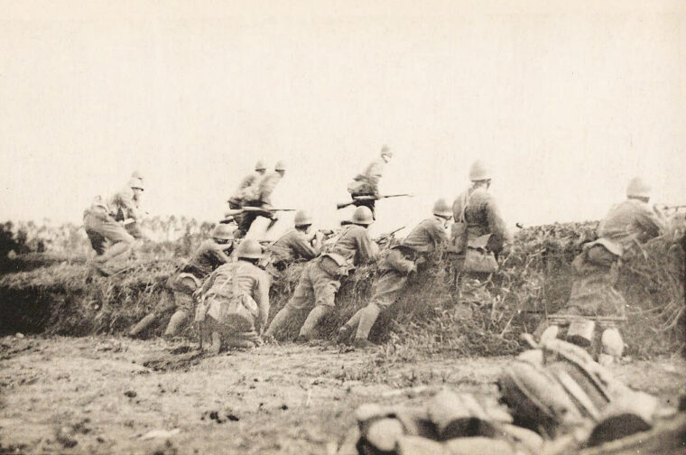 「上海事変」で郊外に進軍する日本軍