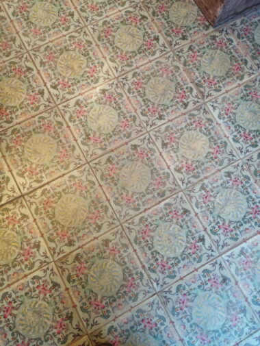 店内奥に残る古いタイル