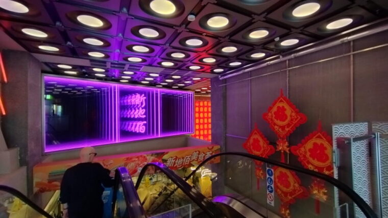 新地佰内の、地下へと続くエレベーター