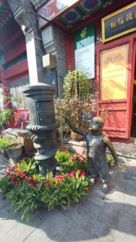 清代の郵便局の建物を利用した記念品店