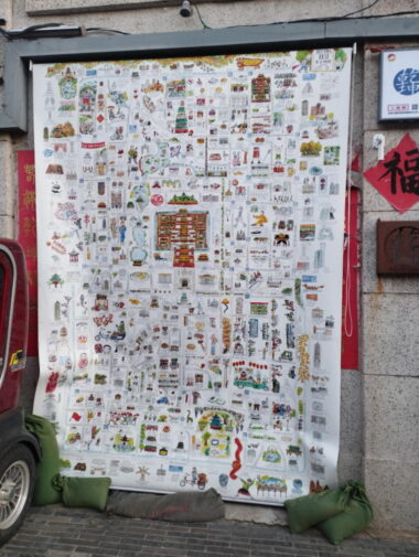 店の前に飾られた手描き地図