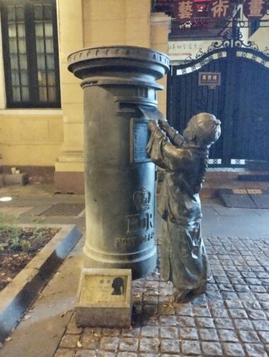 沙面でも随所に銅像が