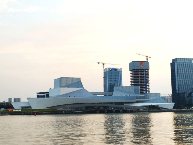 沙面側から眺めた白鵝潭大湾区芸術センター