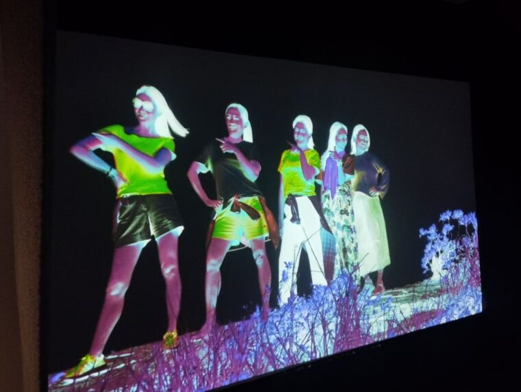 「浮図」展のビデオ作品の一場面